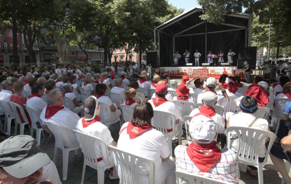 Senior crowd attending a traditional Spanish_Basque music performance